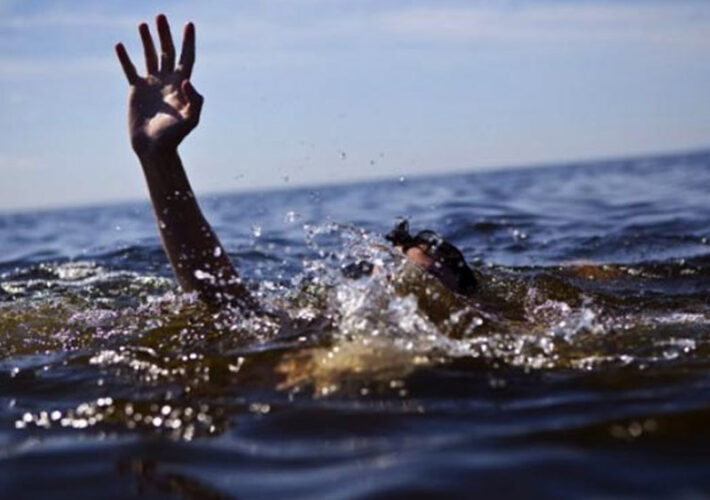 පියා සමඟ දිය නෑමට ගොස් අතුරුදන් වූ පුතුන් තිදෙනාගෙන් දෙදෙනෙකුගේ සිරුරු සොයා ගනී