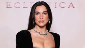 පොප් ගායිකා Dua Lipa සැම්සුන් සමාගමට එරෙහිව ඩොලර් මිලියන 15ක නඩුවක් ගොනු කරයි
