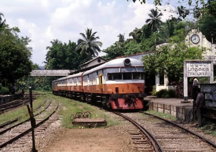 කොළඹ කොටුව – පේරාදෙණියට දුම්රියට යළි අවහිරයක් – අඟුණාවල ප්රදේශයේදී දුම්රිය මාර්ගයට පස් කන්දක් කඩා වැටේ