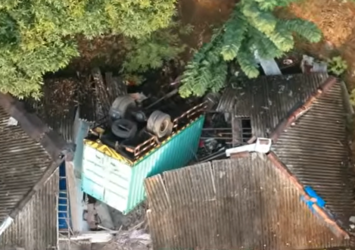 කන්ටේනර් රථයක් ප්‍රපාතයකට පෙරළී නිවසක් මතට පතිත වෙයි – සිවු දෙනෙකුට බරපතළයි